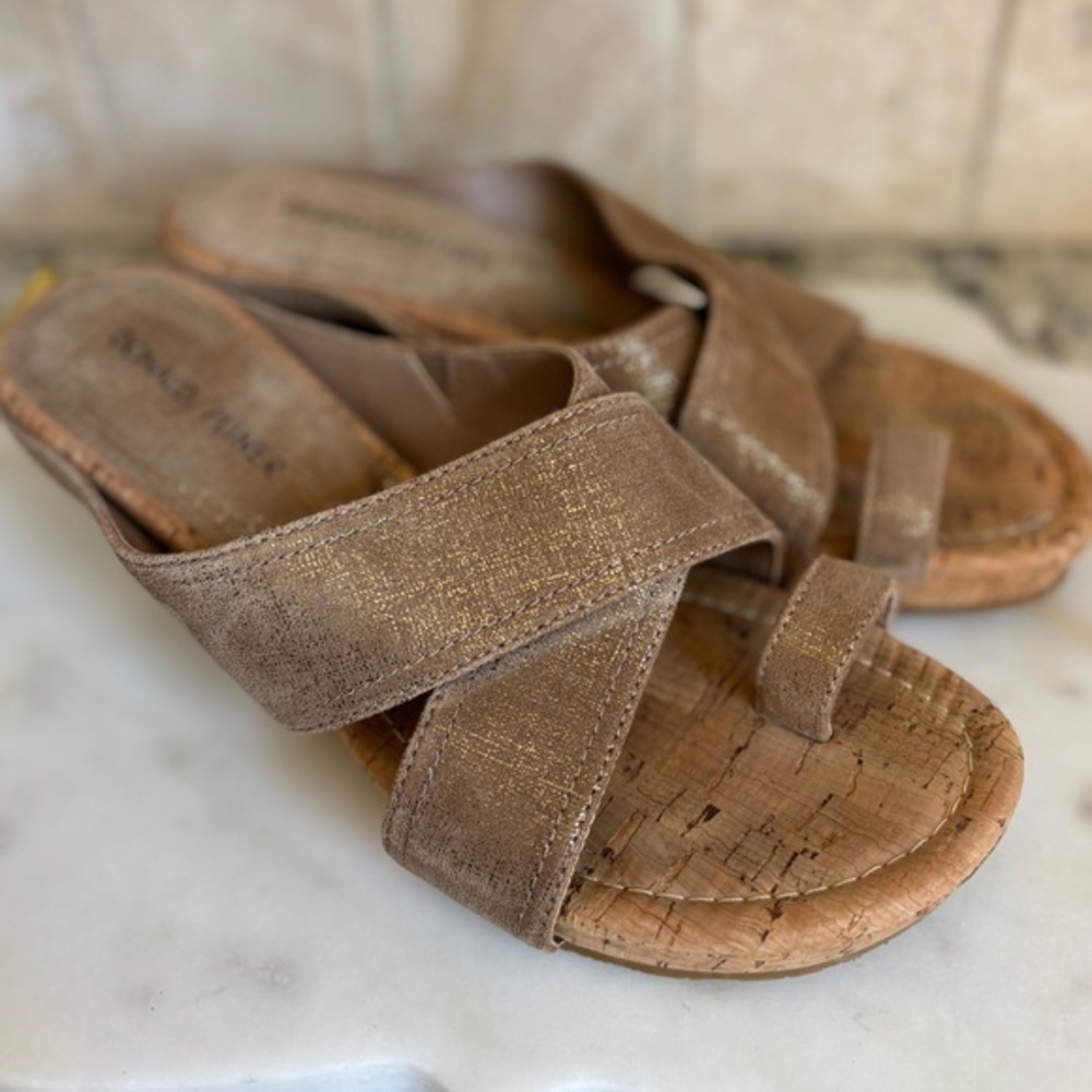 Like new! Donald J. Pliner GEEA  Leather Subtle Metalic Sandals 7 1/2